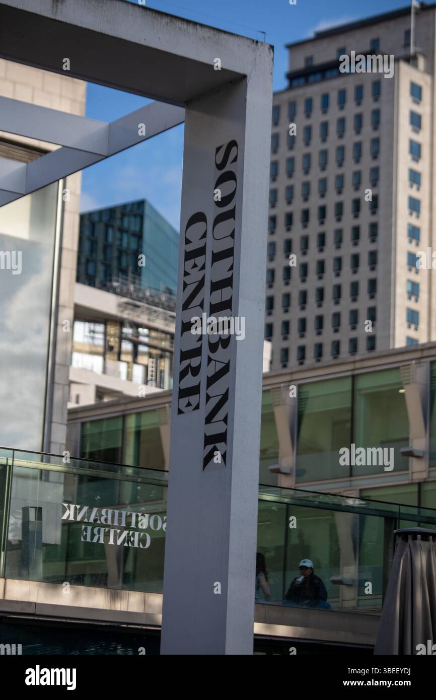 Le panneau Southbank Centre se trouve bien en vue devant les bâtiments contemporains de Londres. Banque D'Images