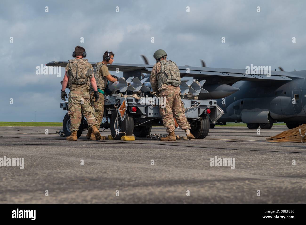 Des aviateurs de l'US Air Force affectés au 75th Fighter Generation Squadron dévoilent les munitions d'entraînement à la base aérienne de Moody, en Géorgie, le 21 mai 2025. Banque D'Images