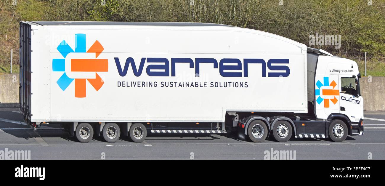 Vue latérale Warrens hgv camion et remorque articulée rigide de forme aérodynamique corps Culuna Logistics logo design M25 autoroute Essex Angleterre Royaume-Uni Banque D'Images