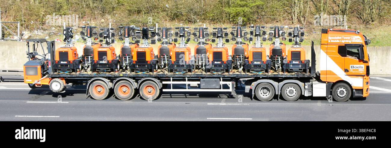 Boels spécialiste de location de matériel d'éclairage portable entreprise hgv camion plate-forme plate remorque articulée pleine charge autoroute M25 Essex Angleterre Royaume-Uni Banque D'Images