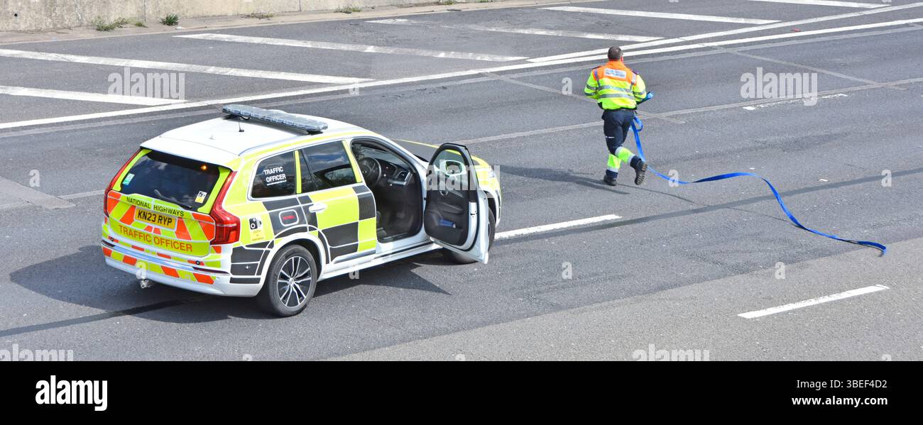 Le National Highways Traffic Officer au travail interrompt le blocage routier de l'autoroute M25 pour supprimer l'obstruction d'une partie de la série 4 d'Alamy images Essex England UK Banque D'Images