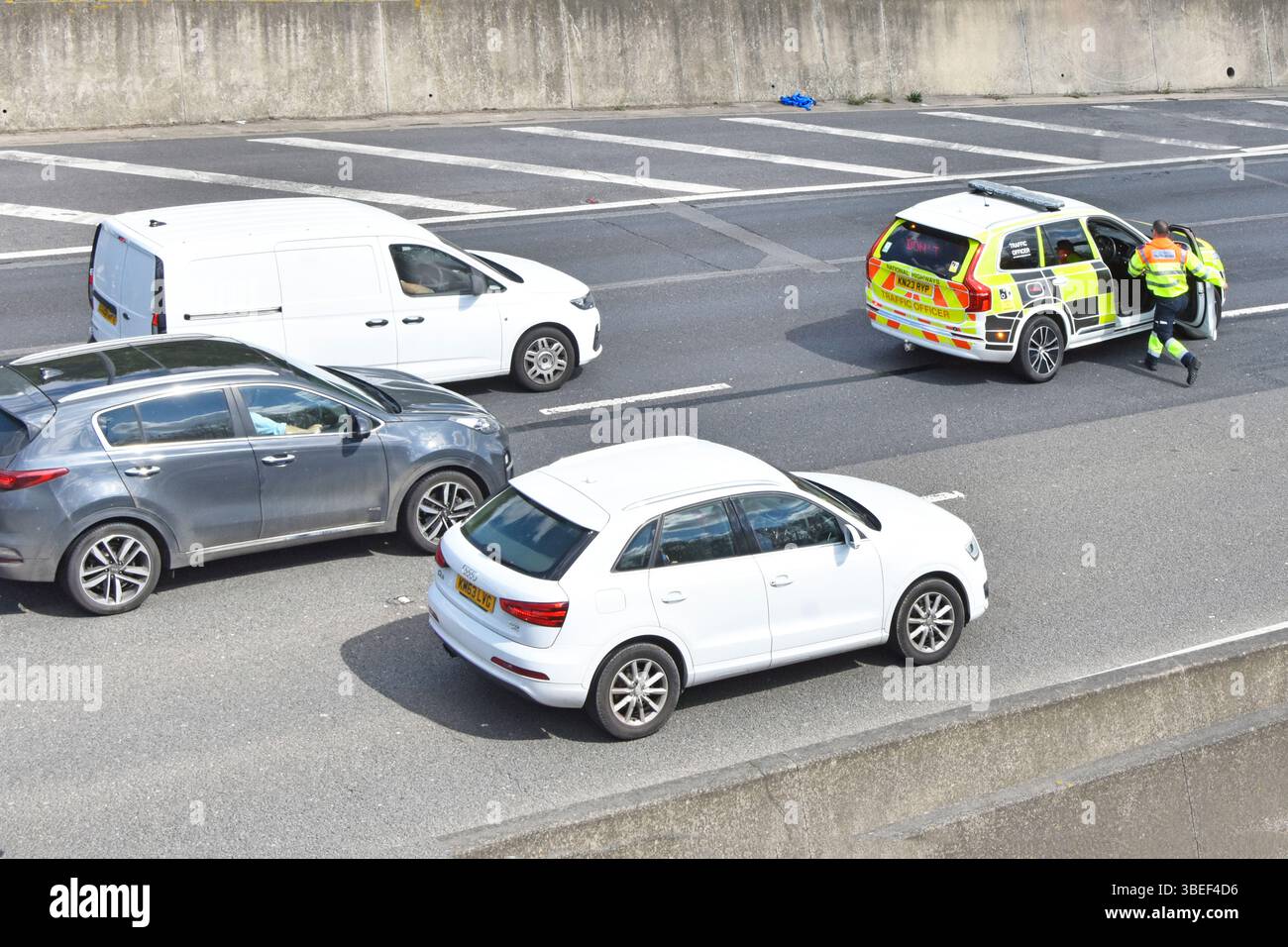 Le National Highways Traffic Officer au travail interrompt le blocage routier de l'autoroute M25 pour supprimer l'obstruction d'une partie de la série 4 d'Alamy images Essex England UK Banque D'Images