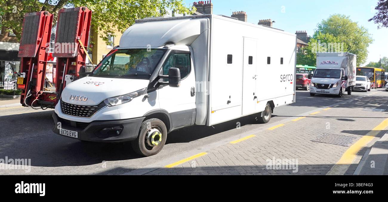 Vue rapprochée du van de prisonnier Serco pris dans la file d'attente de Brentwood High Street parce que le contournement de l'A12 a été fermé pour autorisation d'accident Essex England UK Banque D'Images