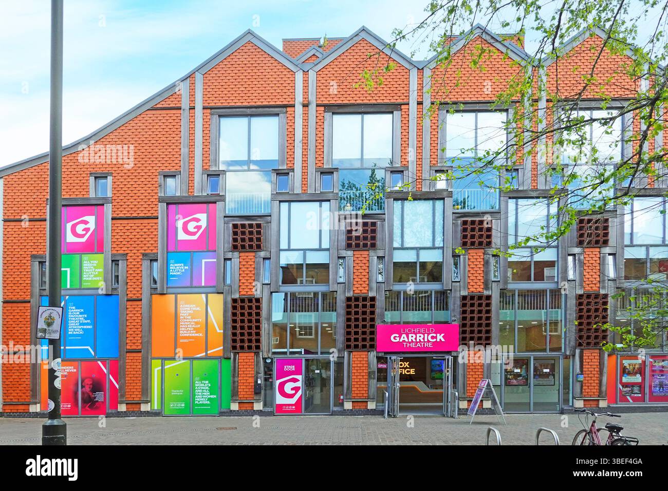 Architecture moderne sur une élévation latérale inhabituelle du théâtre régional moderne de Garrick avec billetterie ouverte pour les affaires Lichfield Staffordshire Angleterre Royaume-Uni Banque D'Images