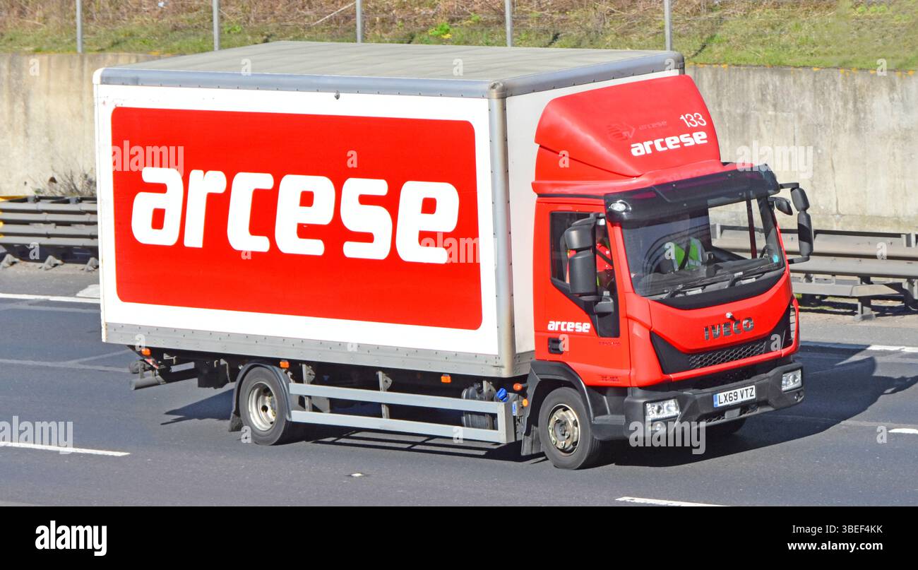 arcese Red Iveco camion un véhicule commercial de fret routier une entreprise de transport intermodal avec conducteur porte la ceinture de sécurité sur la route M25 Angleterre Royaume-Uni Banque D'Images