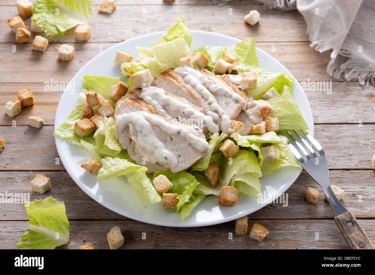 Salade César classique salade César fraîche et croquante sur table en bois Banque D'Images
