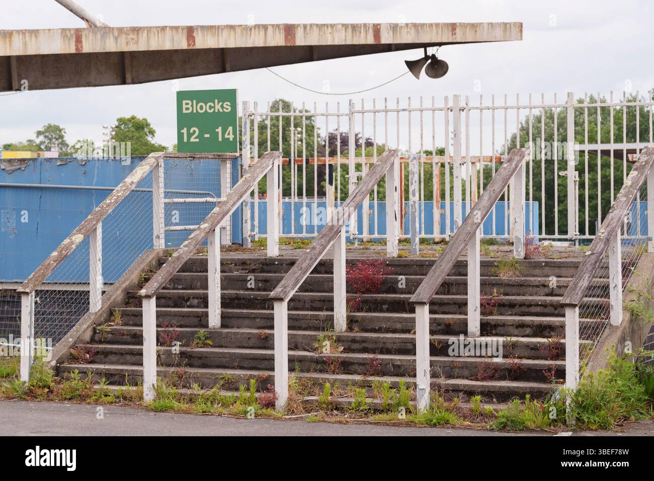 Un paysage de délabrement du stade au Crystal Palace National Sports Centre, le 28 mai 2025, à Londres, Angleterre. Le Crystal Palace National Sports Centre (CPNSC) est un site multi-sports classé Grade II* construit en 1964 mais qui a maintenant besoin d'investissements et de rénovations majeurs que le maire de Londres, Sadiq Khan, a approuvé pour le plan de réaménagement à grande échelle de 5 ans, assurant un avenir durable pour les sports communautaires. Banque D'Images