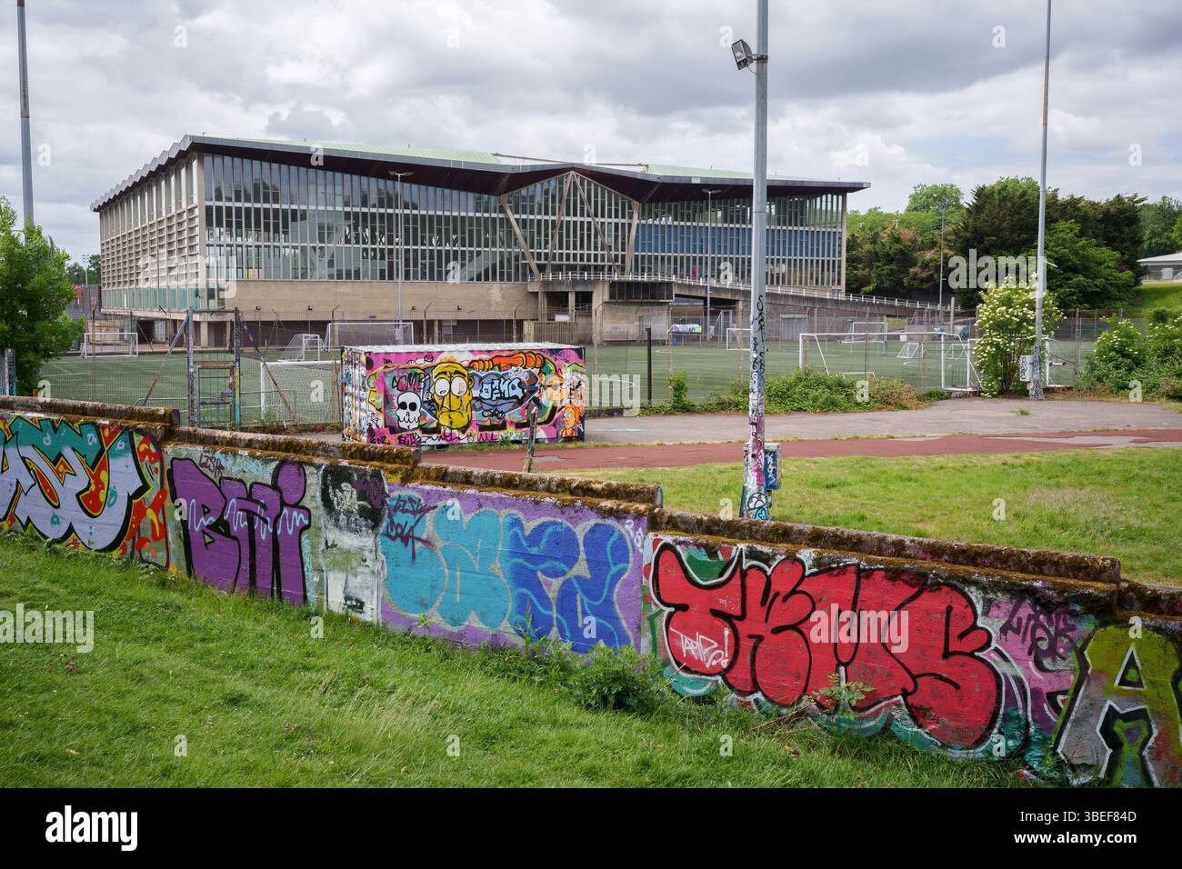 Un paysage de décadence urbaine au Crystal Palace National Sports Centre, le 28 mai 2025, à Londres, Angleterre. Le Crystal Palace National Sports Centre (CPNSC) est un site multi-sports classé Grade II* construit en 1964 mais qui a maintenant besoin d'investissements et de rénovations majeurs que le maire de Londres, Sadiq Khan, a approuvé pour le plan de réaménagement à grande échelle de 5 ans, assurant un avenir durable pour les sports communautaires. Banque D'Images