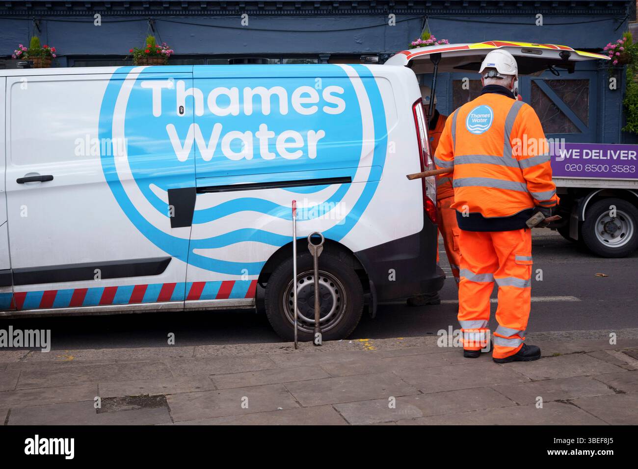 Un ouvrier pour Thames Water et sa camionnette lors d'une fermeture de route à Crystal Palace, le 7 avril 2025, à Londres, en Angleterre. Banque D'Images
