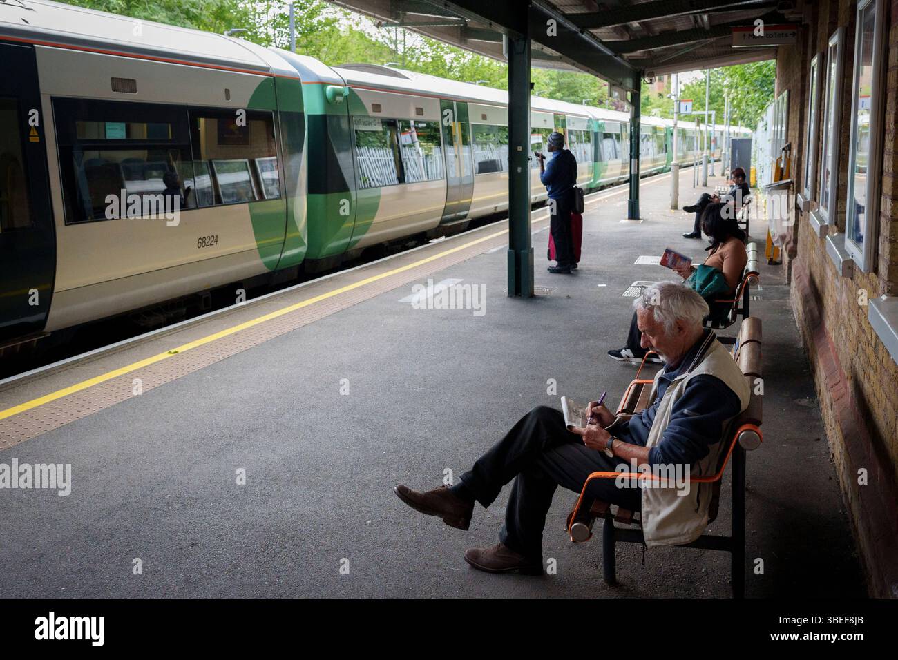 Un train du Sud arrive sur un quai devant les passagers en attente à la gare Crystal Palace dans le sud de Londres, le 28 mai 2025, à Londres, en Angleterre. Banque D'Images