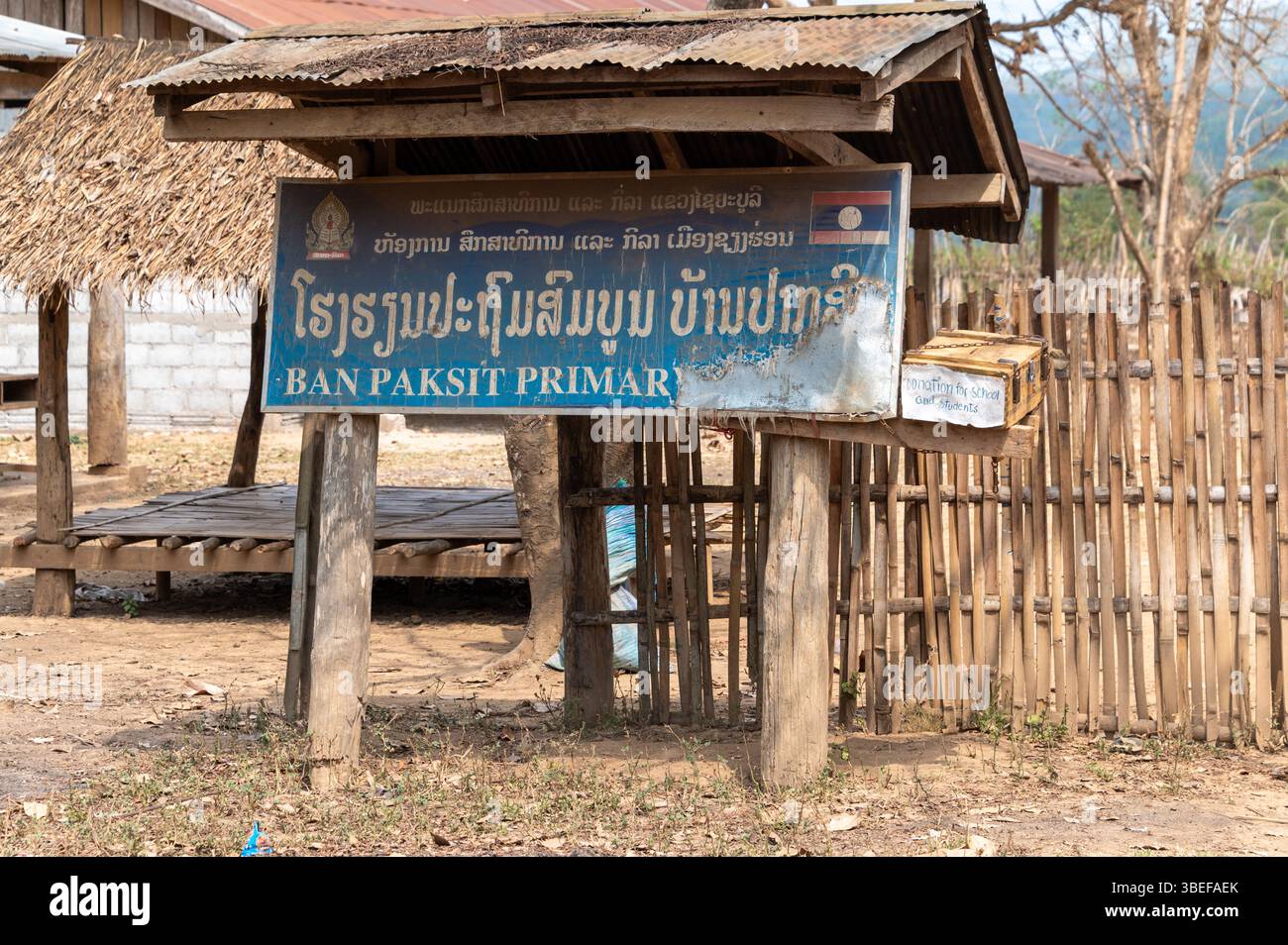 Un grand panneau de village de la tribu Khmu Hill avec le nom de l'école et du village, 'Ban Paksit Primary,' Ban Paksit village est un petit village isolé sur th Banque D'Images