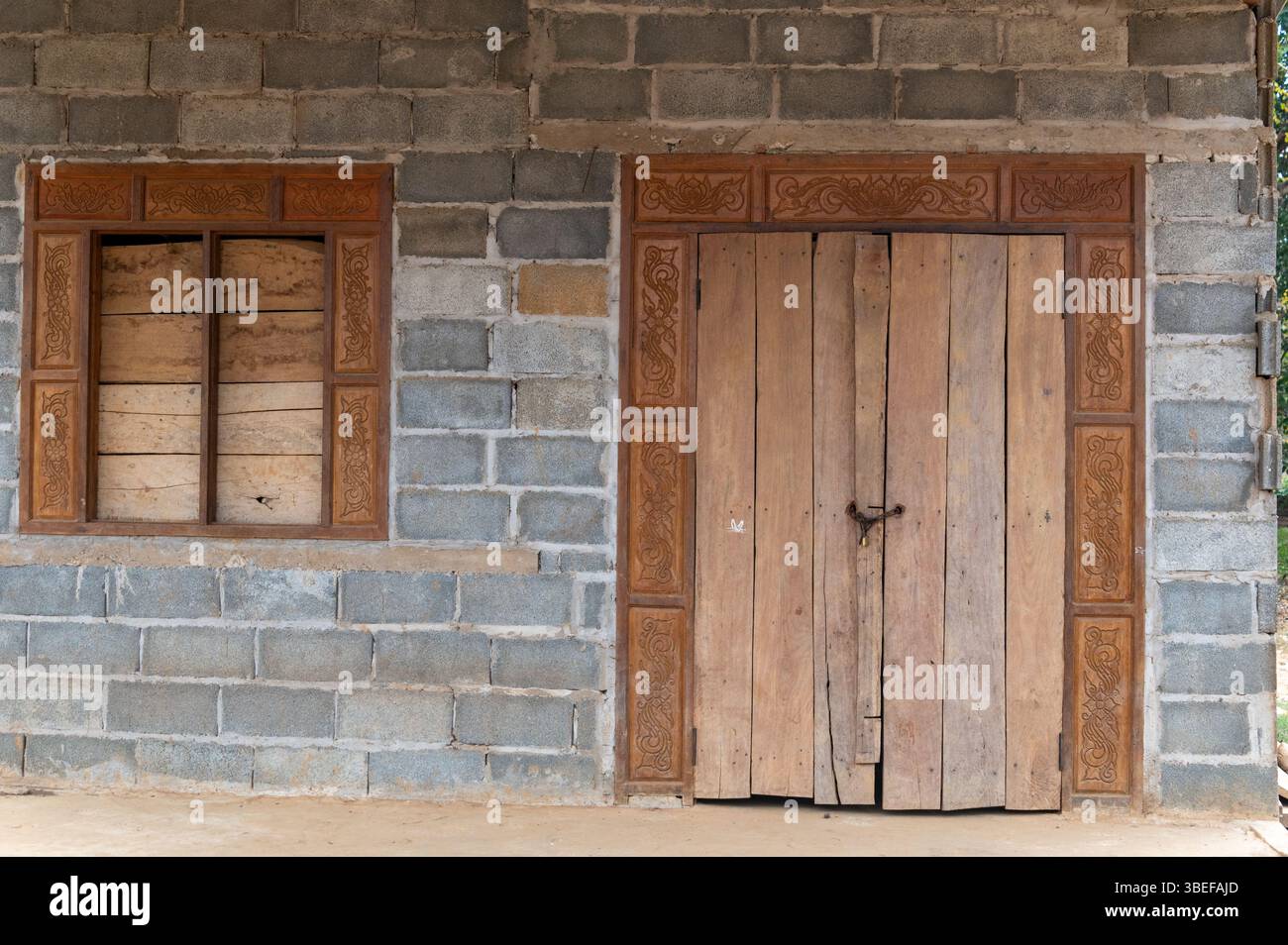 L'école du village de la tribu Khmu Hill sur le fleuve Mékong dans un petit village rural et éloigné de Ban Paksit dans le nord du Laos, à quelques kilomètres du plus grand Banque D'Images
