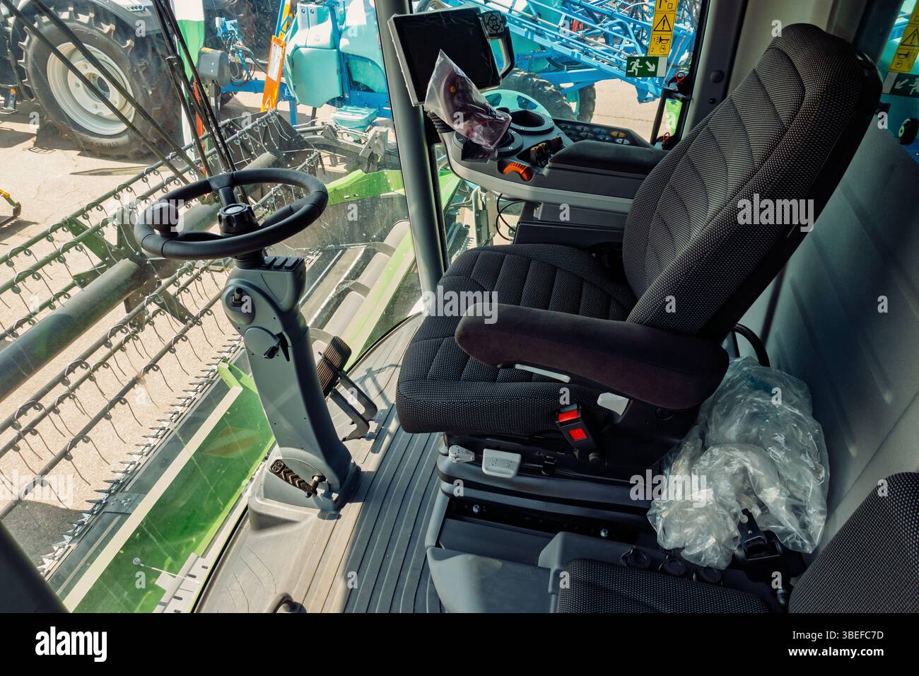 Siège conducteur et volant confortables à l'intérieur de la cabine d'une moissonneuse-batteuse Agriculture. Banque D'Images