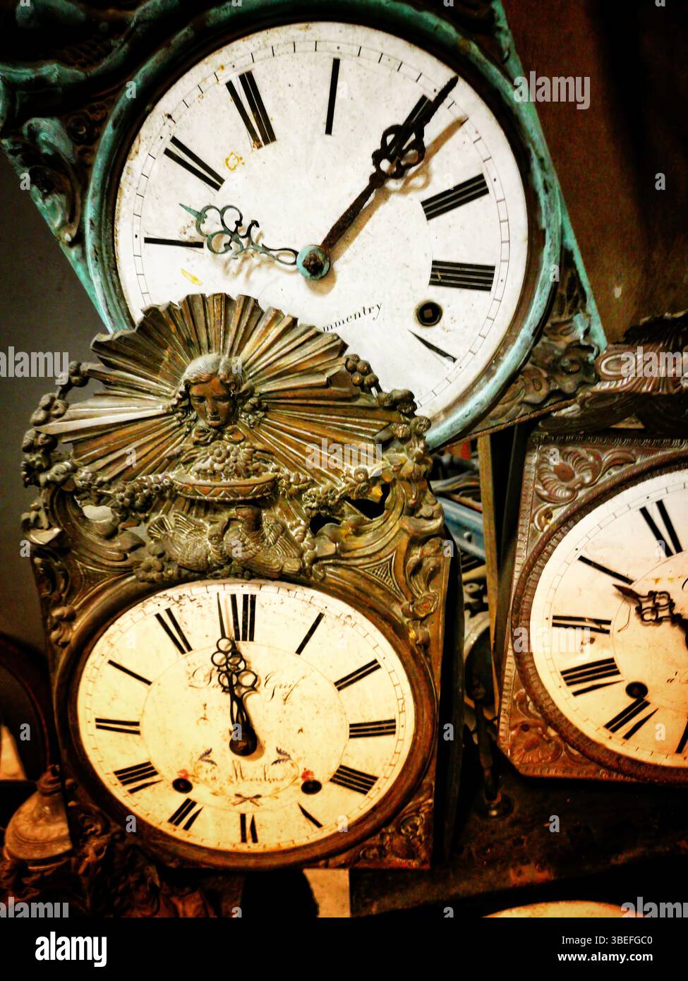 Une collection d'horloges vintage mettant en valeur l'artisanat orné et le style classique. Chaque horloge comporte des chiffres romains et des éléments décoratifs uniques Banque D'Images