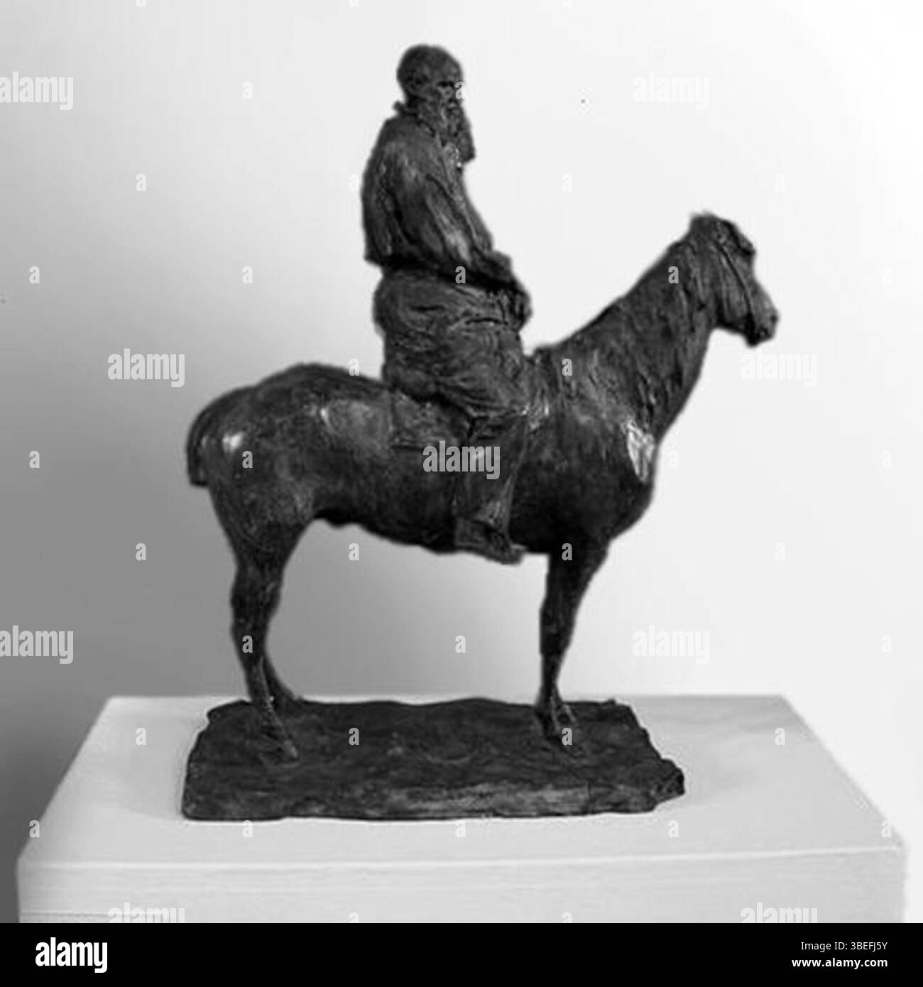 Sculptée par Paul Troubetzkoï en 1899, cette statue représente l'auteur russe Léon Tolstoï monté sur un cheval. La sculpture capture la présence profonde de Tolstoï et son lien avec la culture et l’histoire russes. Banque D'Images