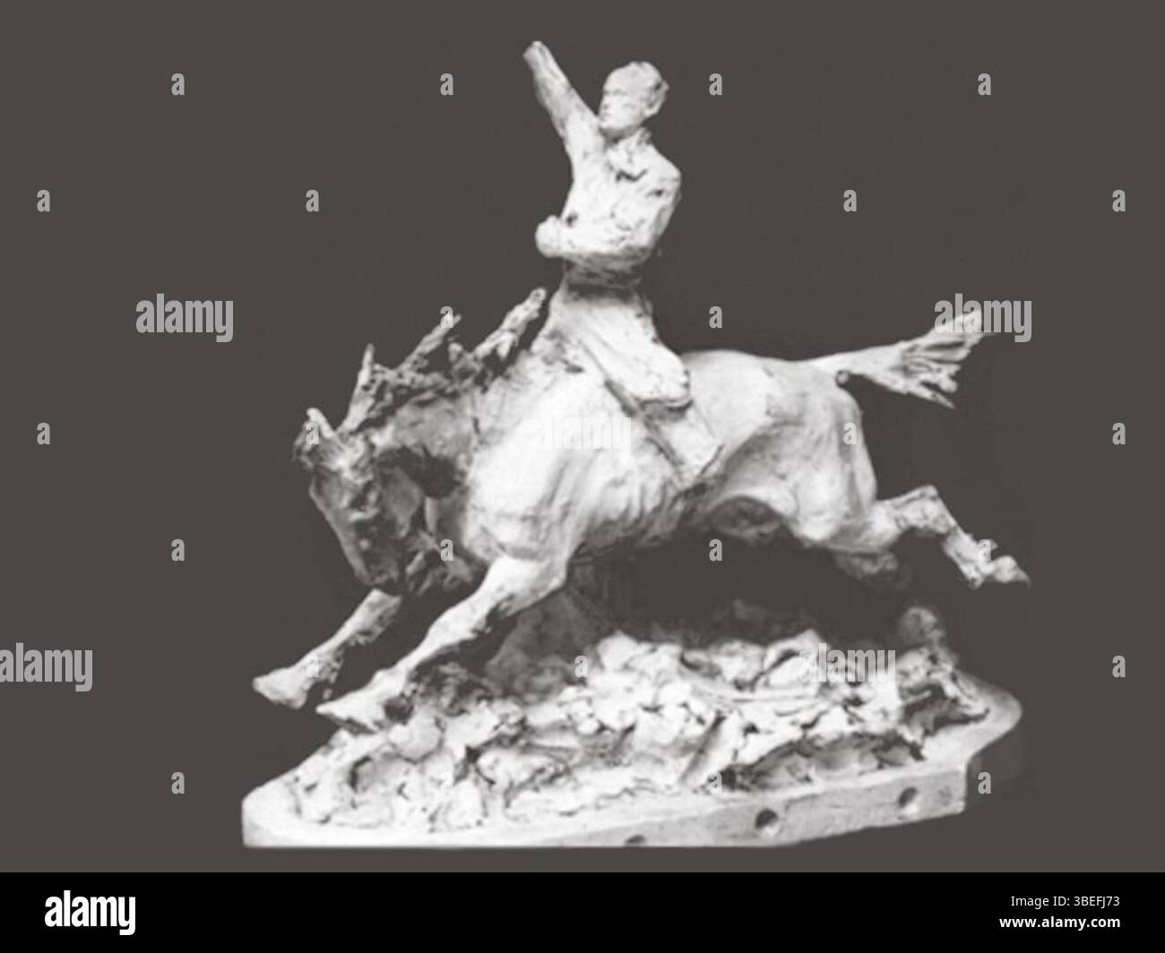 Cette sculpture de Benito Mussolini, créée par Paul Troubetzkoy en 1935, représente le leader fasciste comme une figure montée. La sculpture, qui fait partie des premières représentations de Mussolini, a été endommagée après la chute du fascisme en 1945, perdant des détails clés. Banque D'Images