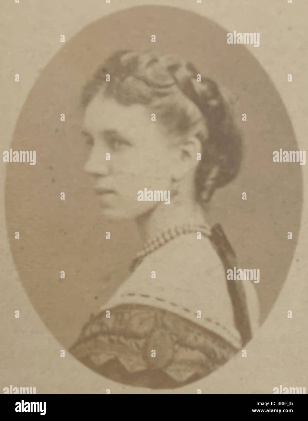 Photographie à la carte de visite de Yolande de la Rochefoucauld, duchesse de Luynes, prise par le photographe Marck, actif de 1863 à 1874. Cette image, datant de 1867-1874, montre la duchesse dans un portrait formel et aristocratique typique de l'époque. Banque D'Images