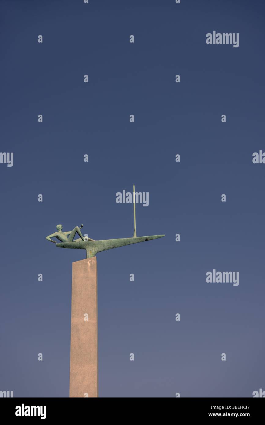 Sculpture der Segler sur un haut piédestal contre un ciel bleu à Kiel, Allemagne. Œuvres d'art public sur le thème maritime. Usage éditorial exclusif. Banque D'Images Sculpture der Segler sur un haut piédestal contre un ciel bleu à Kiel, Allemagne. Œuvres d'art public sur le thème maritime. Usage éditorial exclusif. Banque D'Images