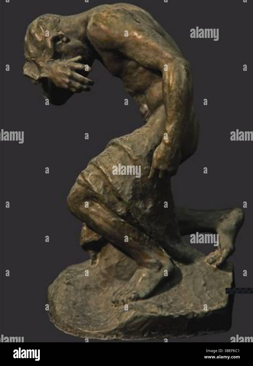 'Remorse' (1910) d'Antonio Sciortino est une œuvre sculpturale qui reflète la profondeur émotionnelle et la complexité psychologique de son sujet. La sculpture capture le sentiment de remords à travers des formes expressives, mettant en valeur la maîtrise de Sciortino dans la transmission d’émotions complexes. Banque D'Images