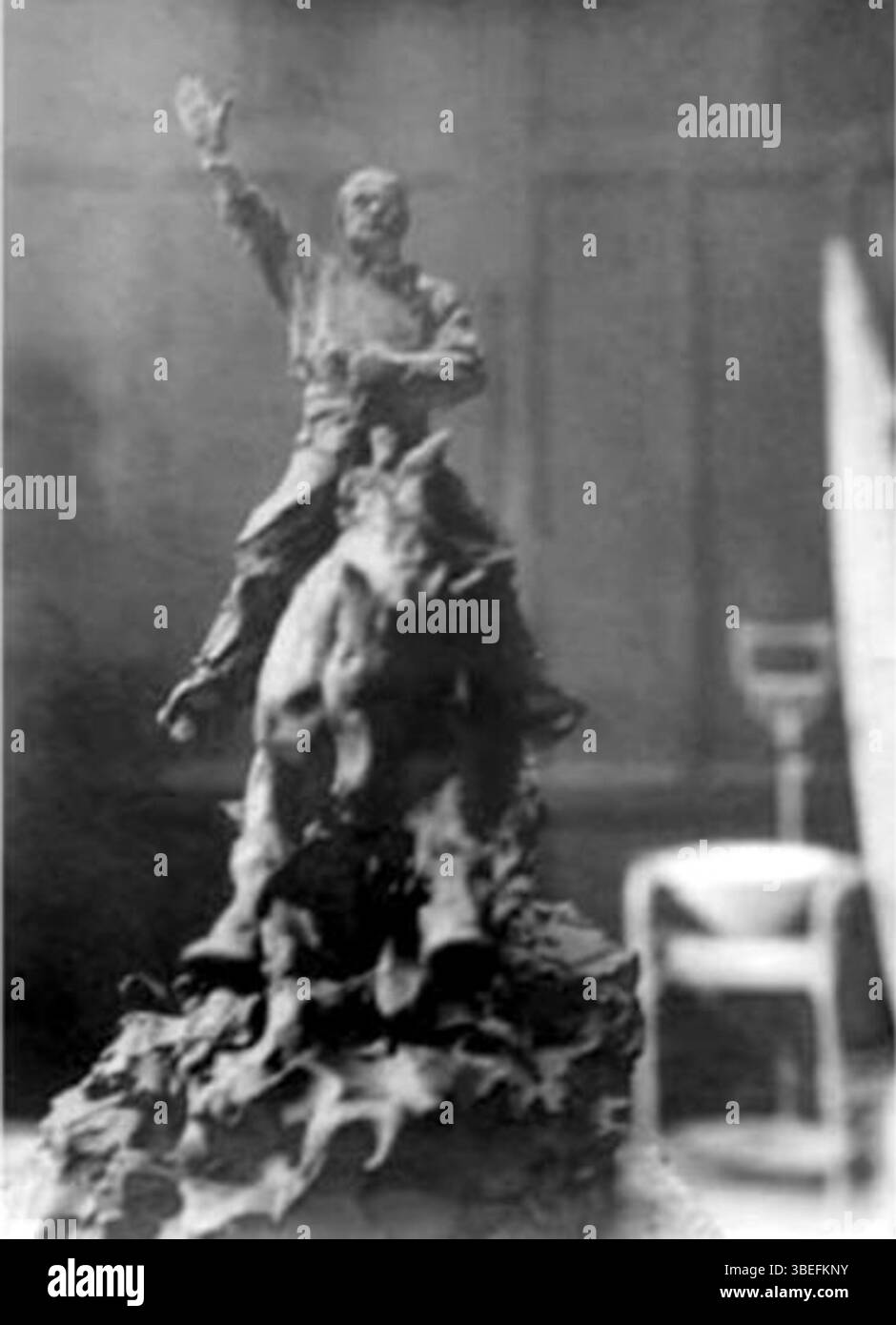 Sculpture de Benito Mussolini créée par Paul Troubetzkoy (1866-1938) en 1935. Ce portrait équestre du leader fasciste italien a été endommagé après la chute du fascisme en Italie en 1945. La sculpture, autrefois logée dans l'atelier de Troubetzkoy à Verbania, a été déformée, perdant certains de ses détails. Banque D'Images