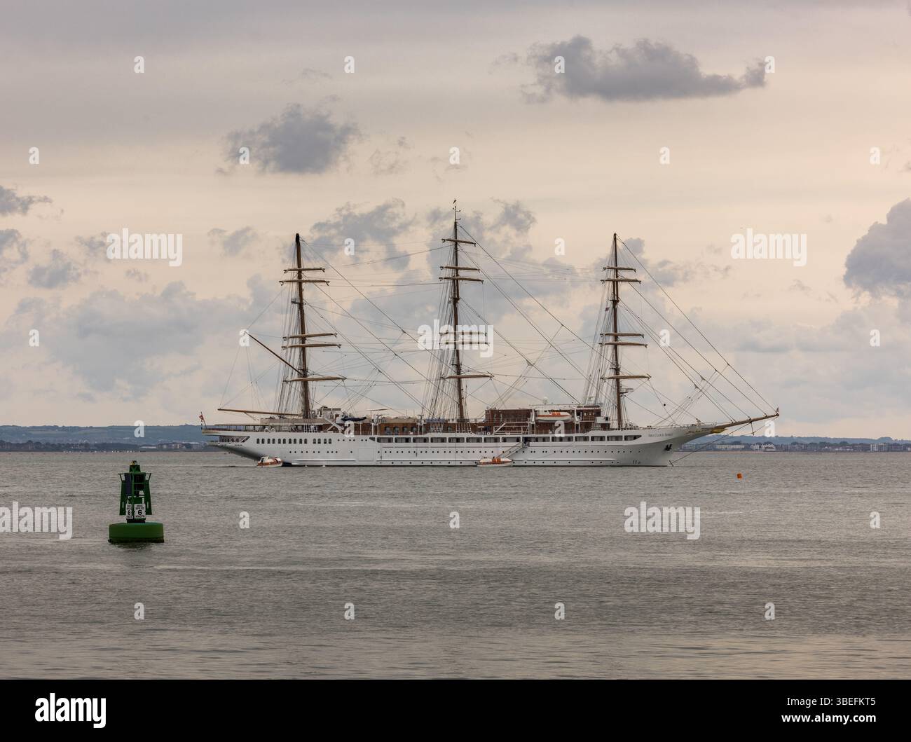 Navire de croisière à quatre mâts ancré au large près de l'île de Wight, au Royaume-Uni, avec ciel nuageux et bouée de navigation au premier plan. Banque D'Images Navire de croisière à quatre mâts ancré au large près de l'île de Wight, au Royaume-Uni, avec ciel nuageux et bouée de navigation au premier plan. Banque D'Images