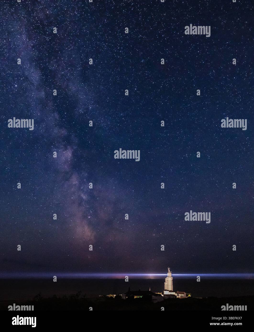 La voie lactée se dresse derrière le phare de St Catherine’s point sur l’île de Wight, en Angleterre. Des cieux clairs révèlent le noyau galactique au-dessus de la Manche. Banque D'Images La voie lactée se dresse derrière le phare de St Catherine’s point sur l’île de Wight, en Angleterre. Des cieux clairs révèlent le noyau galactique au-dessus de la Manche. Banque D'Images