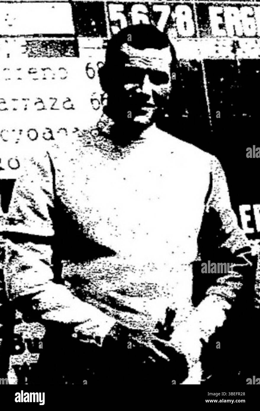 Henri Dulieux était membre de l'équipe de France d'escrime qui a remporté la troisième place du tournoi olympique de 1936. Cette photographie capture le moment de sa réalisation, soulignant sa contribution au succès de la France en escrime au cours de cette année. Banque D'Images