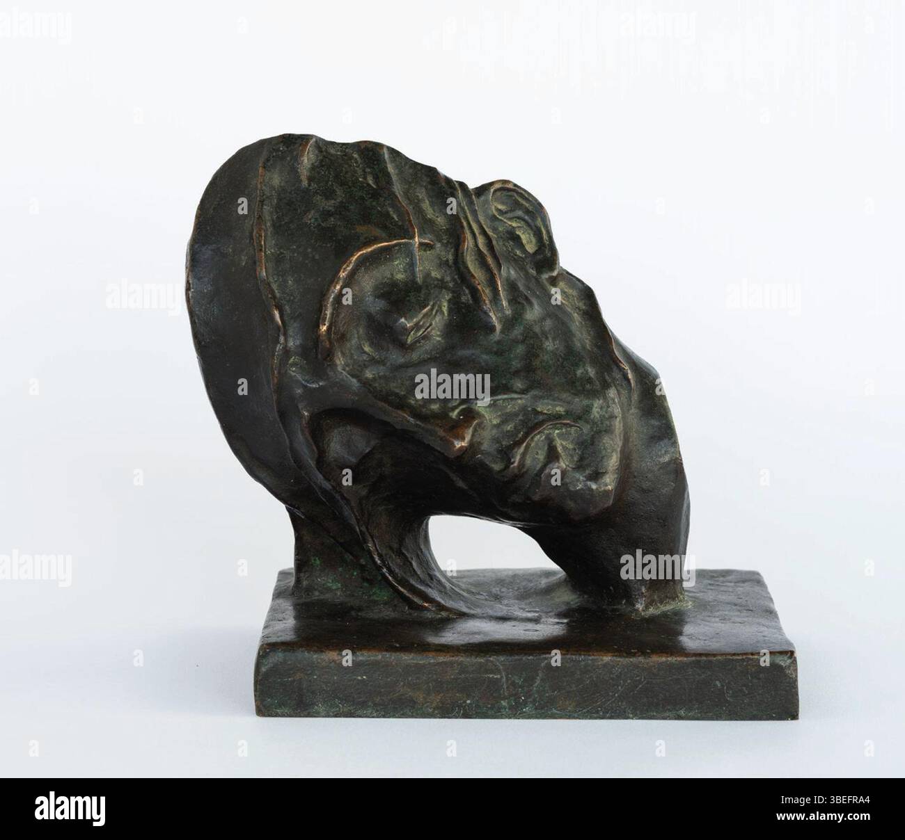*Sin título (Escultura en bronde)* de Carla Witte est une sculpture en bronze qui capture des formes abstraites. Le travail met l'accent sur la fluidité et le mouvement, créant une interprétation dynamique de la forme dans un milieu tridimensionnel. Banque D'Images