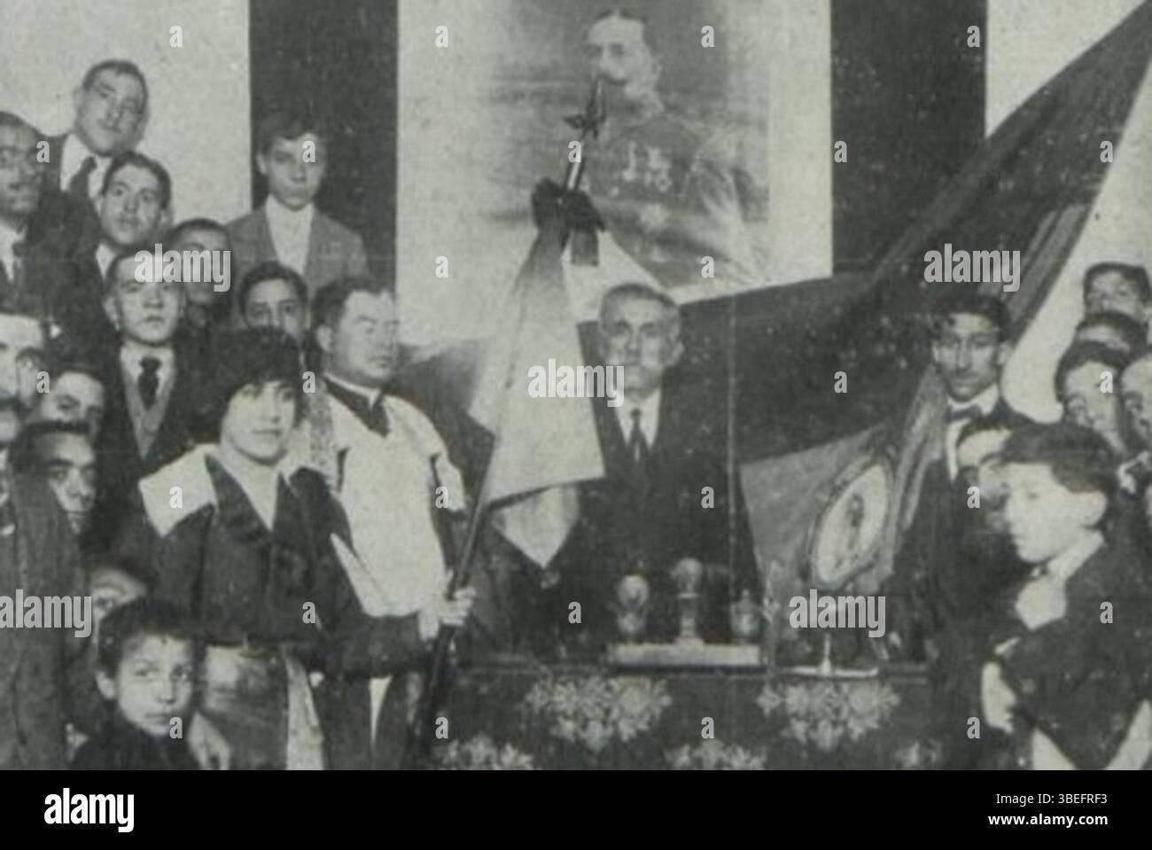 Cet article historique est un *requete* de Madrid, signé par Ortiz, un photographe de Madrid, en 1914. Il représente les troubles politiques et militaires du début du XXe siècle en Espagne, liés aux guerres carlistes. Banque D'Images