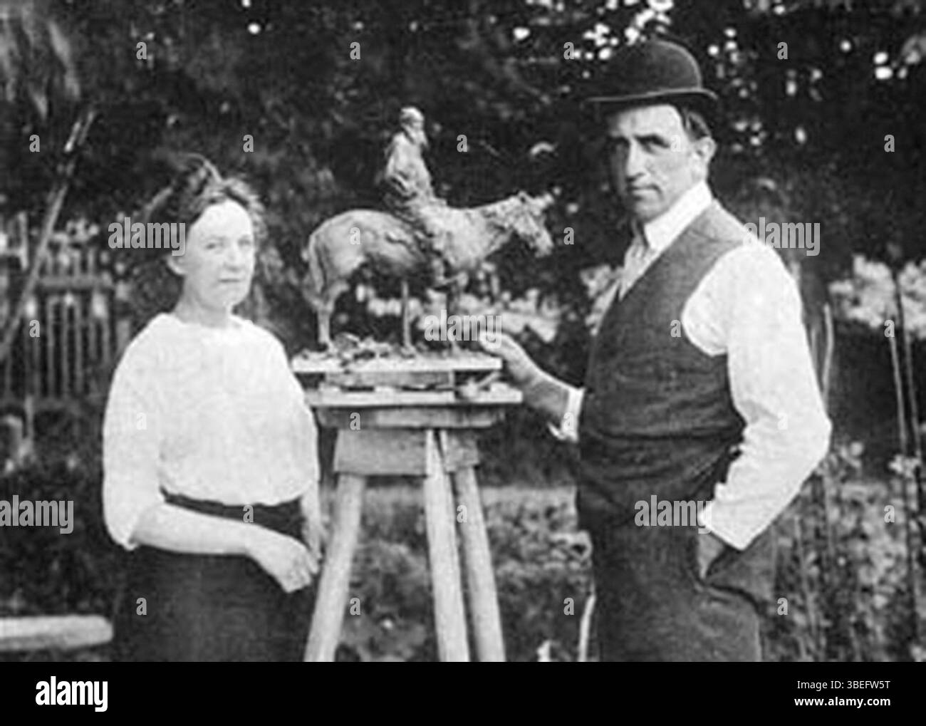 Un fragment d'une photographie montre le sculpteur Paul Troubetzkoy avec sa femme alors qu'il travaille sur la sculpture de Léon Tolstoï à cheval de 1899. La photo capture l'artiste en train de créer une œuvre monumentale. Banque D'Images