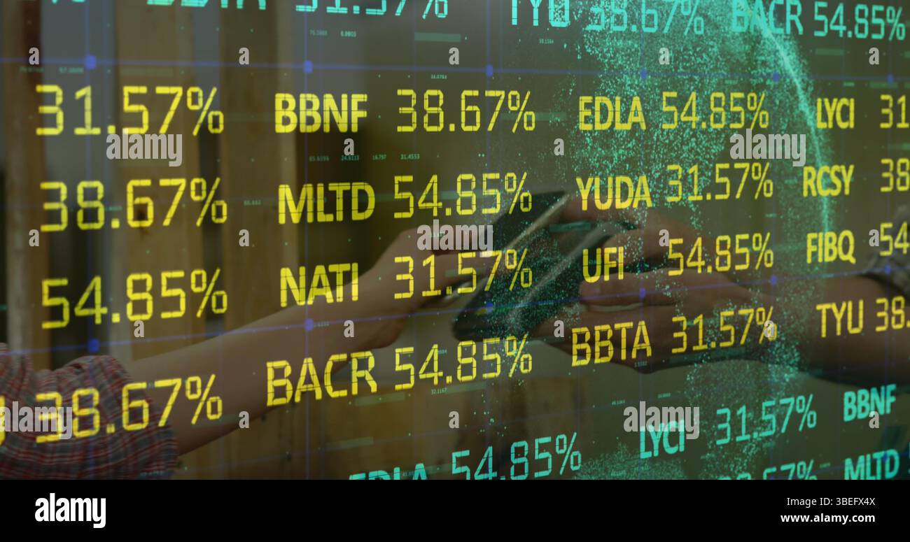 Image de données financières sur les mains du vendeur caucasien et du client utilisant le terminal de paiement Banque D'Images