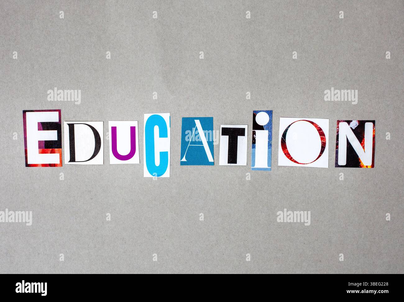 Magazine a découpé des lettres sur une surface grise unie épelant le mot éducation Banque D'Images