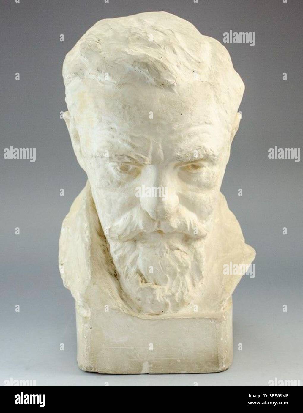 Cette sculpture en plâtre de 1923 d’Eliezer Strich (1879–1941) est un portrait de Hermann Struck, mettant en valeur l’habileté de Strich à dépeindre la ressemblance physique et l’émotion en trois dimensions. Banque D'Images