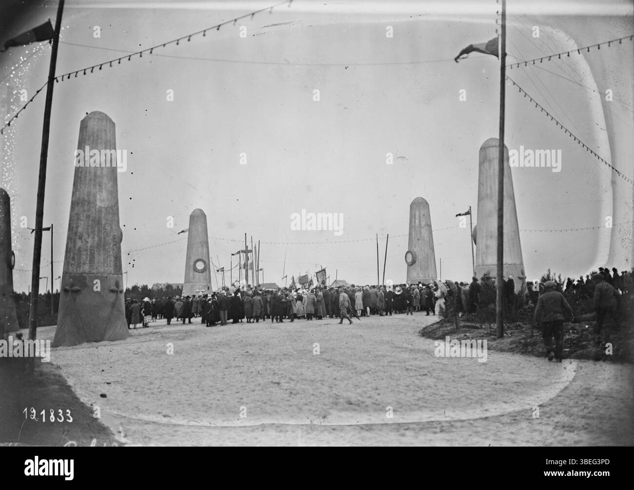 Une photographie de 1927 de l'Agence Rol capturant un défilé lors du Festival Interceltique de Riec-sur-Bélon, centré autour de cinq menhirs installés dans le bois de Pins. Banque D'Images Une photographie de 1927 de l'Agence Rol capturant un défilé lors du Festival Interceltique de Riec-sur-Bélon, centré autour de cinq menhirs installés dans le bois de Pins. Banque D'Images