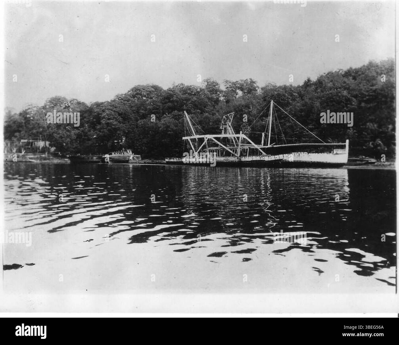 Cette photographie de 1925 montre le *Mary Powell*, autrefois célèbre bateau à vapeur, principalement démantelé à Connelly. L'image met en évidence son moteur à balancier et les fermes visibles, avec une grande partie du navire enlevé. Banque D'Images