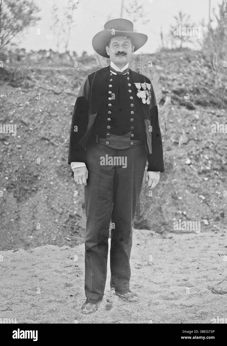 Cette photographie, prise le 13 août 1927 lors des festivals inter-celtiques de Riec-sur-Bélon, met en scène le vicomte Jean de Saisy de Kerampuil, qui prononça un discours lors de l’événement. Banque D'Images Cette photographie, prise le 13 août 1927 lors des festivals inter-celtiques de Riec-sur-Bélon, met en scène le vicomte Jean de Saisy de Kerampuil, qui prononça un discours lors de l’événement. Banque D'Images