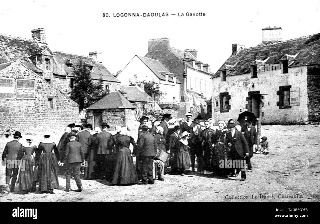 Cette carte postale de Jean-Marie le Doaré capture une danse traditionnelle de Gavotte à Logonna-Daoulas, France, vers 1930. La scène dépeint la culture locale et la tradition durable de la danse folklorique bretonne sur la place du village. Banque D'Images