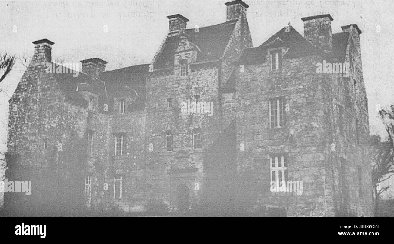 Le « Manoir de Rosvilio », également connu sous le nom de Château de Rosvilliou, était la résidence du chevalier Paul Fleuriot de Langle du XVIIIe siècle. Le domaine est situé à Duault, en Bretagne et est représenté dans une œuvre de 1930 par Ivan de L. Banque D'Images