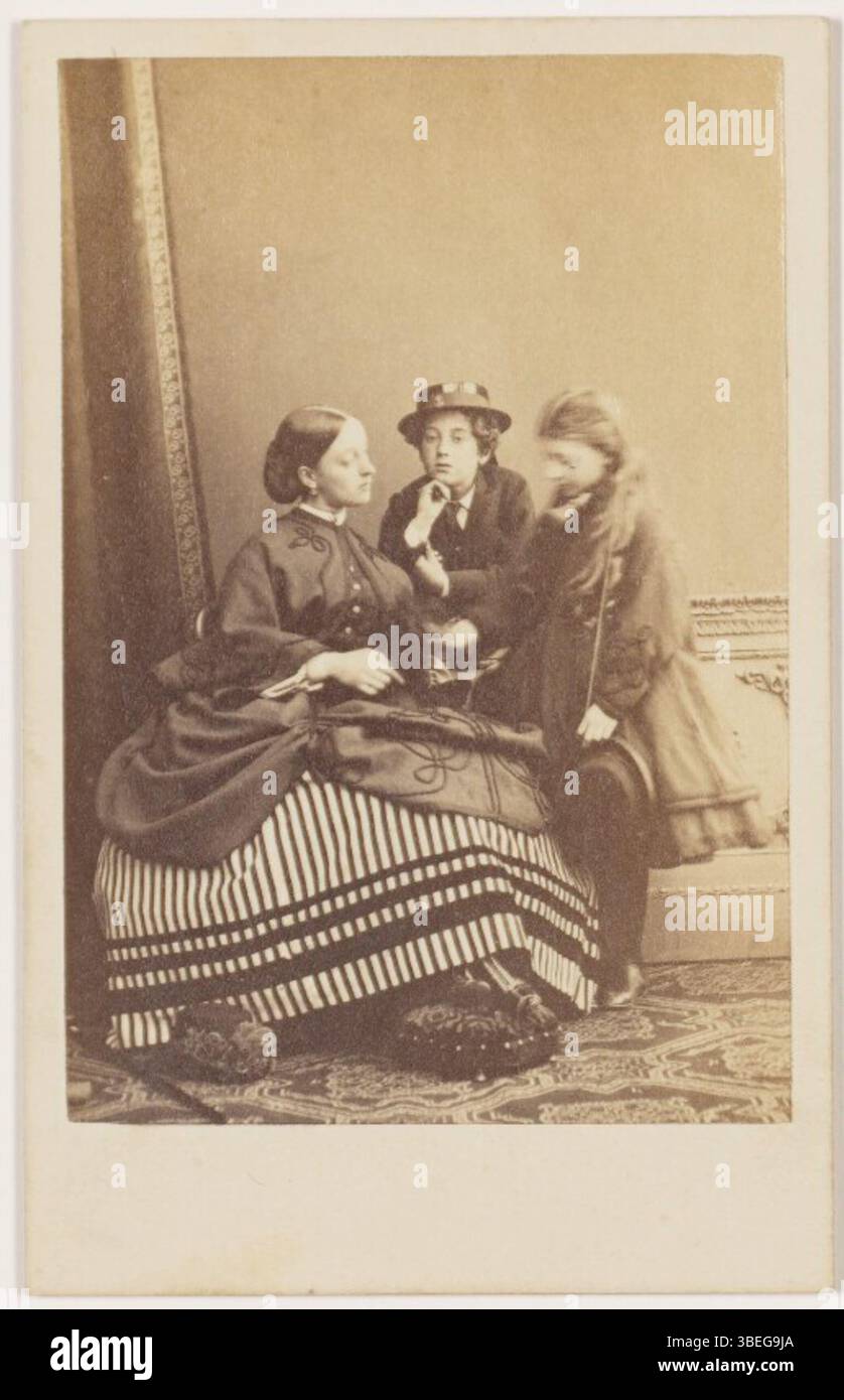 Cette carte-de-visite à l'albumen, créée par Lambert Weston & son vers 1864, capture Florence Cecilia (née Paget), George William Heneage Finch-Hatton et Lady Hilda Lambert. La photographie est un portrait formel du XIXe siècle. Banque D'Images