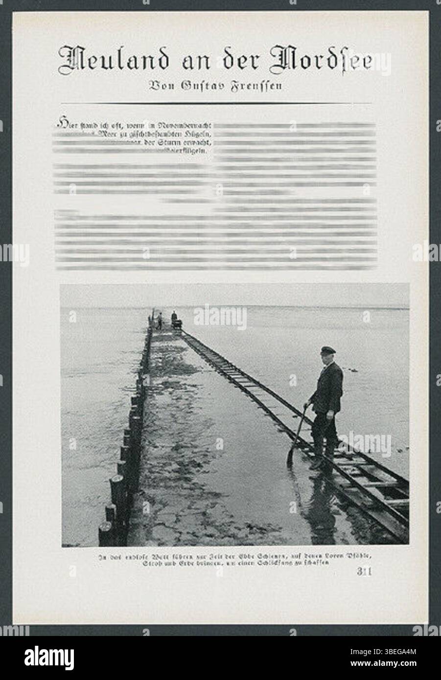 Cette photographie de Gustav Frenssen, prise en 1935, illustre le processus de remise en état des terres à Neuwesteel, en Frise d'Ostland. Il illustre les travailleurs qui utilisent des chemins de fer de campagne pour transporter des poteaux, de la paille et de la terre pendant la construction de digues, afin de protéger le littoral contre les inondations. Banque D'Images