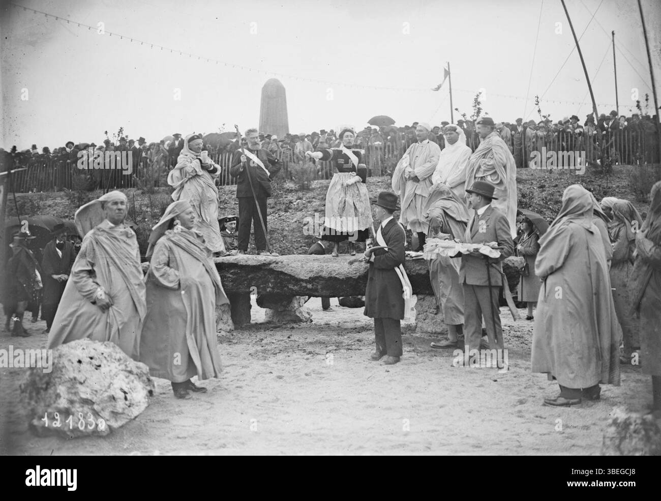 Au Festival Interceltique de Riec-sur-Bélon 1927, une femme bretonne prononce un discours à côté d’un *menhir*, reflétant la fierté culturelle de la région et son lien avec les anciennes traditions celtiques. Banque D'Images Au Festival Interceltique de Riec-sur-Bélon 1927, une femme bretonne prononce un discours à côté d’un *menhir*, reflétant la fierté culturelle de la région et son lien avec les anciennes traditions celtiques. Banque D'Images