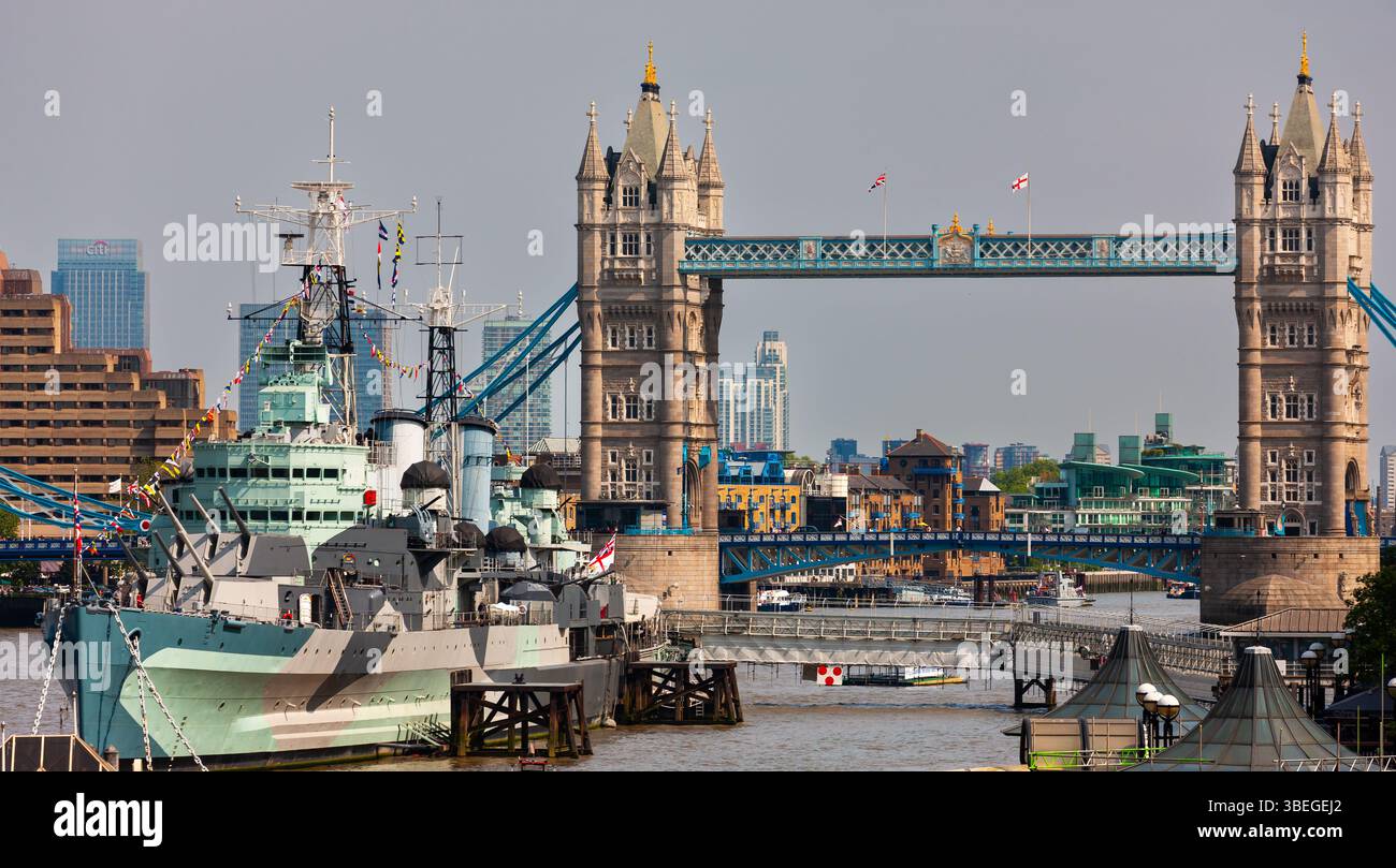 Londres, Royaume-Uni - 7 mai 2011 : HMS Belfast et Tower Bridge sur la Tamise. Navire de guerre de la seconde Guerre mondiale amarré en permanence à côté d'un pont emblématique. Banque D'Images Londres, Royaume-Uni - 7 mai 2011 : HMS Belfast et Tower Bridge sur la Tamise. Navire de guerre de la seconde Guerre mondiale amarré en permanence à côté d'un pont emblématique. Banque D'Images