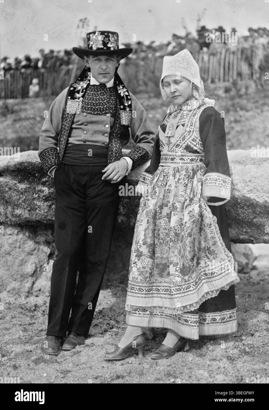 Cette photographie, prise le 14 août 1927 lors des fêtes celtiques de Riec-sur-Bélon, capture un couple vêtu de costumes traditionnels bretons, reflétant le patrimoine culturel de la région. Banque D'Images Cette photographie, prise le 14 août 1927 lors des fêtes celtiques de Riec-sur-Bélon, capture un couple vêtu de costumes traditionnels bretons, reflétant le patrimoine culturel de la région. Banque D'Images
