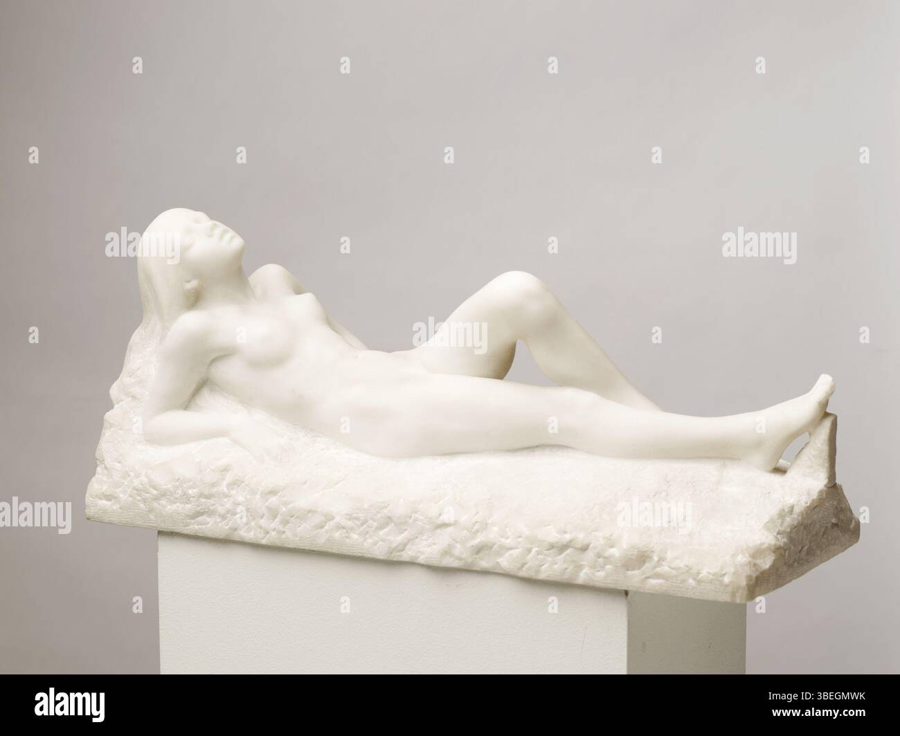 'Spring' (1900) de Peter David Edström capture le dynamisme et le renouveau associés à la saison printanière. La sculpture reflète l'énergie de la renaissance de la nature, l'utilisation dynamique de la forme par Edström transmettant un sens du mouvement et de la vie. Banque D'Images