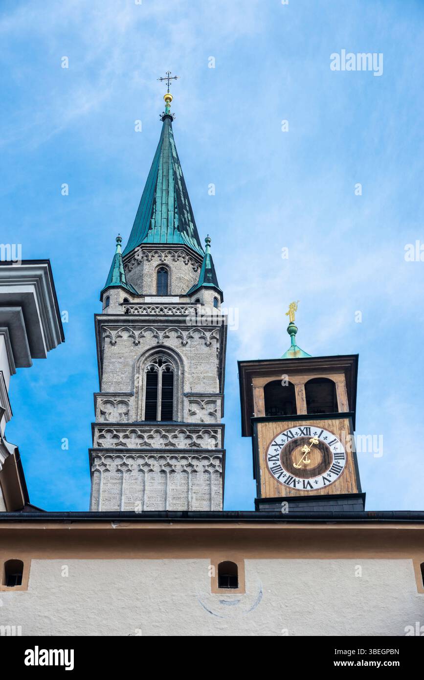 Façade de l'église franciscaine ou Franziskanerkirche dans la vieille ville de Salzbourg, Autriche Banque D'Images