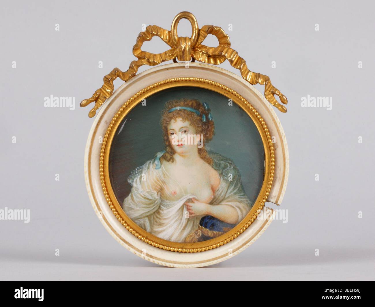 Ce portrait miniature représente Thérésia Cabarrus, figure révolutionnaire française, peinte à la gouache sur ivoire. Le portrait est encadré à 8,5 cm et est attribué à un artiste inconnu avant 1800. Banque D'Images