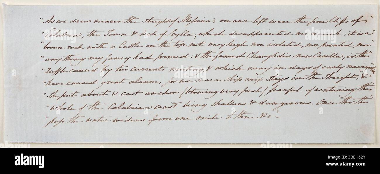 Le texte d’Elizabeth Campbell décrit l’approche du détroit de Messine, avec des vues sur les falaises de Calabre, la ville de Scylla et les formations rocheuses de Charybde, qui étaient moins impressionnantes que prévu. Le texte note les dangers que posaient autrefois les premiers navigateurs dans ces eaux. Banque D'Images