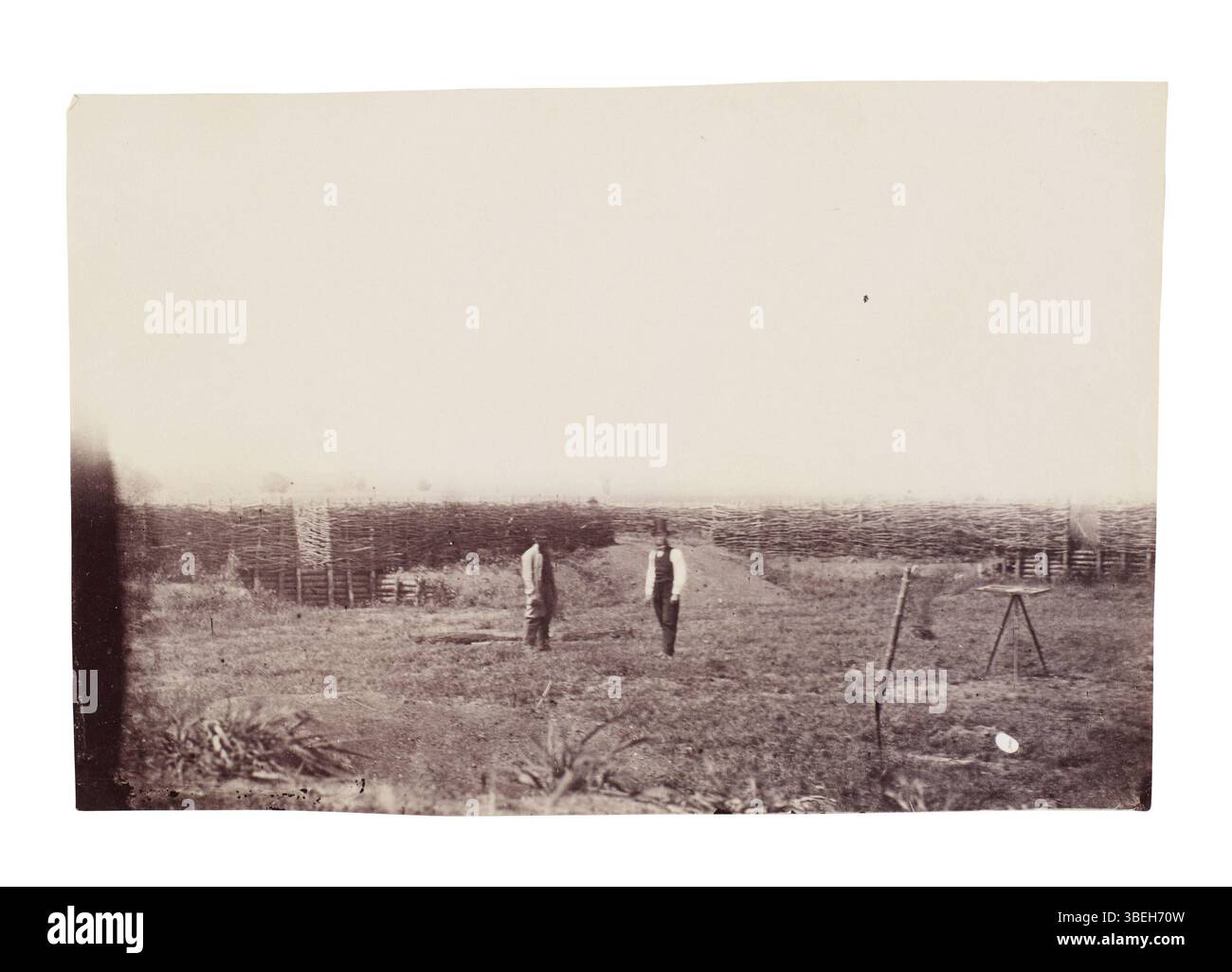 Cette image, attribuée à Andrew Joseph Russell, montre des fortifications confédérées à Manassas, en Virginie, pendant la guerre de Sécession (1861-1865), mettant en évidence les constructions défensives militaires de la période. Banque D'Images