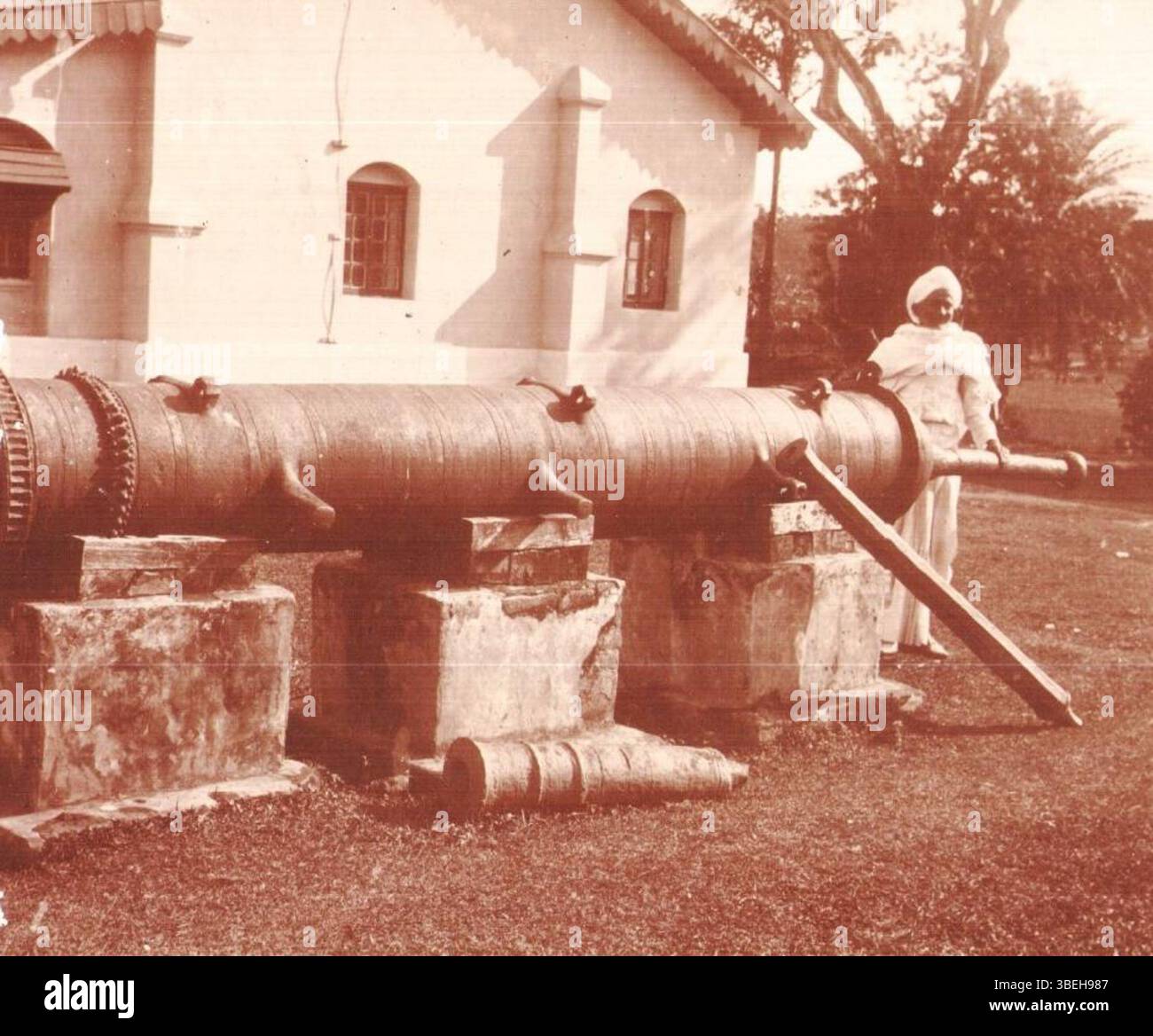 Photographie d'un vieux canon près de la cour de Sib-Dol à Sibsagar, Assam, prise en 1902, montrant des armes historiques de la période Ahom. Banque D'Images