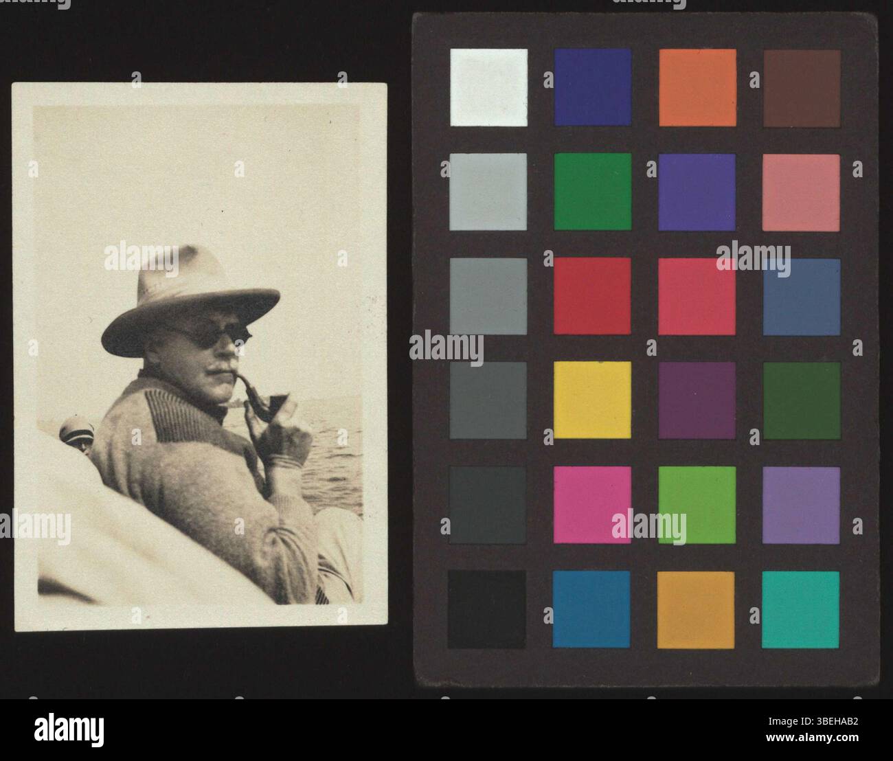 Cette photographie en noir et blanc de 1921 capture le portrait de Carl Gustav Jung, le célèbre psychologue suisse, mettant en valeur les techniques de portrait du début du XXe siècle. Banque D'Images